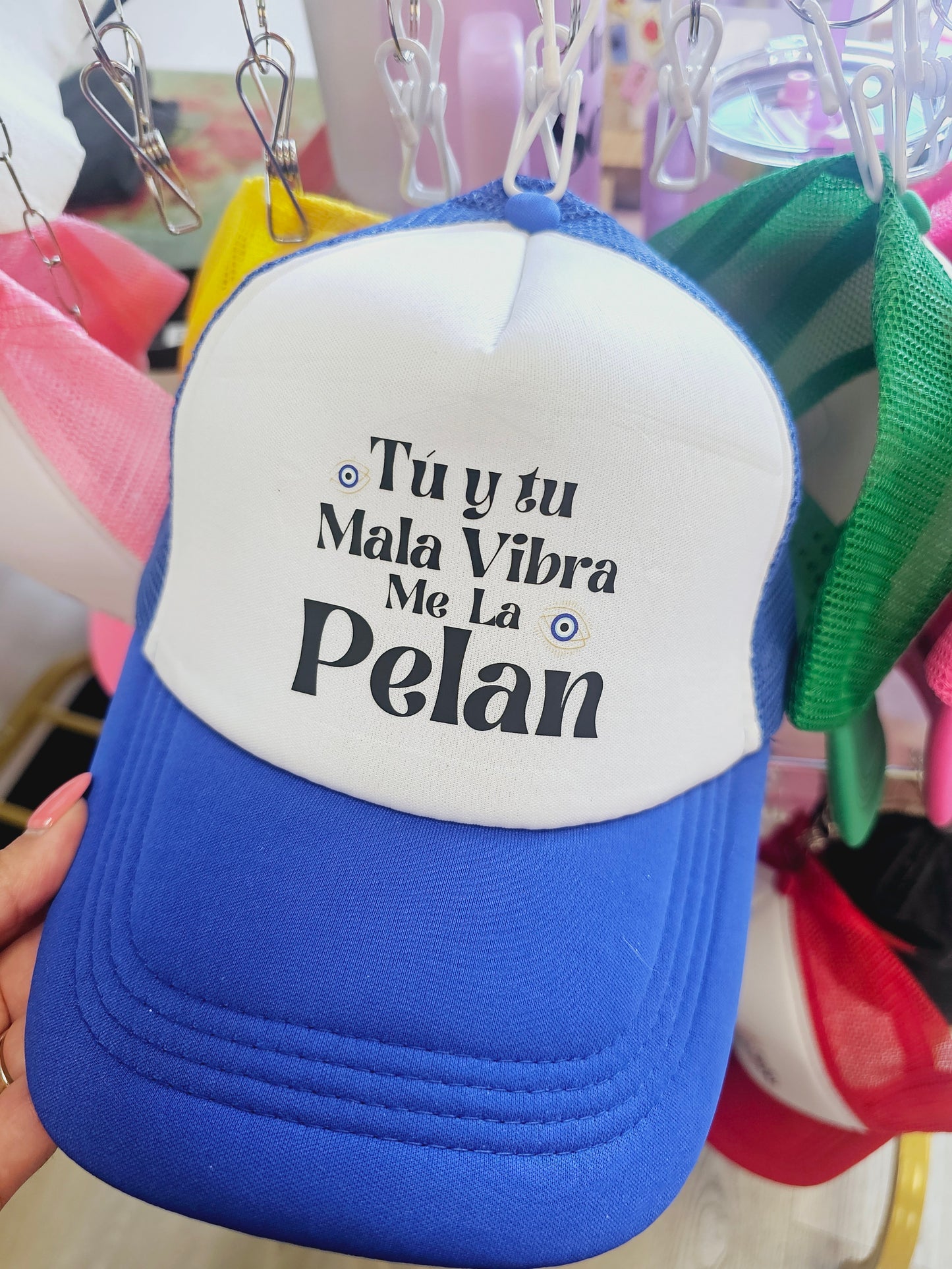 Tu y tu mala vibra me la pelan Trucker Hat