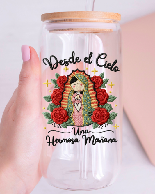 Desde el Cielo una hermosa manana Virgencita (Faux Yarn design) Glass Cup 16oz
